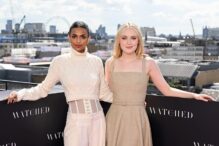 La directora de 'Los Vigilantes', Ishana Night Shyamalan, y su protagonista, Dakota Fanning