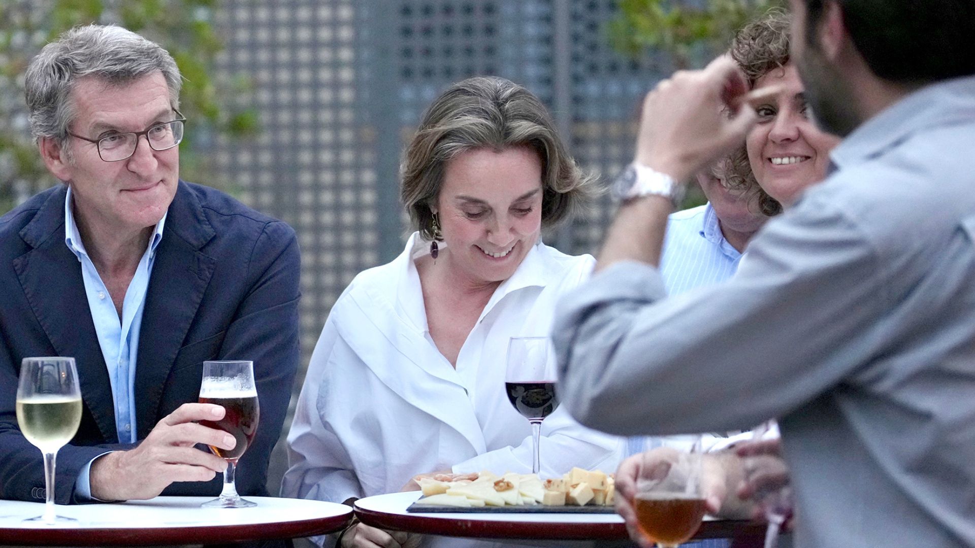 Feijóo, Cuca Gamarra y Dolors Montserrat en la sede del PP este lunes.