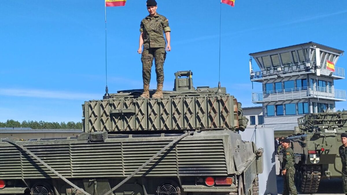 La sargento Ainhoa Tesoro, desde su carro de combate en Adazi (Letonia)