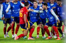 Rodri celebra el 1-1 de España con parte del banquillo