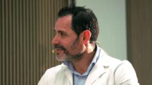 Doctor César Flores.