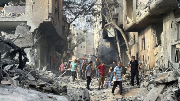 Una zona destruida tras una operación militar israelí en el campo de refugiados de Nuseirat, en la zona central de la Franja de Gaza, este sábado, donde al menos 210 gazatíes murieron y más de 400 resultaron heridos bajo el intenso fuego israelí durante la operación de rescate de cuatro rehenes israelíes con vida. Los rehenes rescatados con vida son Noa Argamani, de 25 años, de Almog Meir Jan, de 21, Andrey Kozlov, de 27, y Shlomi Ziv, de 40, que fueron secuestrados por Hamás en el festival de música 'Nova' el 7 de octubre