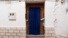 La Guardia Civil ha hallado este sábado en una vivienda de Las Pedroñeras (Cuenca) los cuerpos de una mujer y sus dos hijos de 5 y 7 años, asesinados a manos, presuntamente, de la expareja y padre de los menores, que ha sido detenido por la Guardia Civil. En la imagen, vivienda de la fallecida y sus dos hijos en Las Pedroñeras.