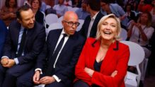 Marine Le Pen junto con el líder del partido de oposición de derecha Les Republicins Eric Ciotti, en la conferencia de prensa del partido de extrema derecha francés RN
