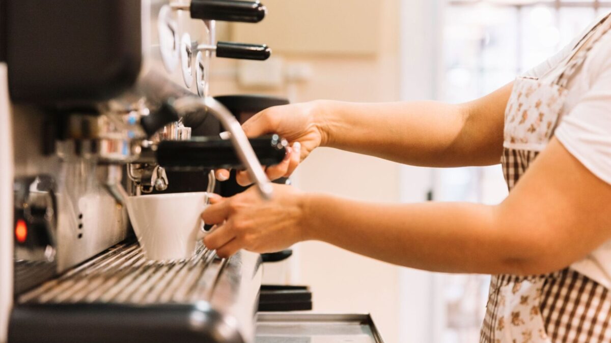 Mujer en una cafetería.