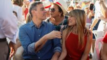Pedro Sánchez y Begoña Gómez, en el acto del PSOE en Benalmádena (Málaga) este miércoles.