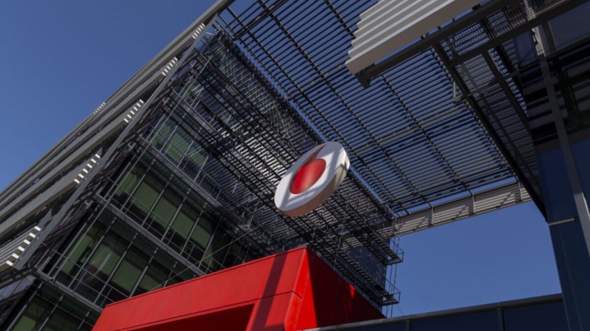 En la imagen, el logo de Vodafone en su sede
