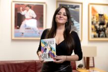 Patricia Cazón posa con el ejemplar de Las Mujeres Salmón