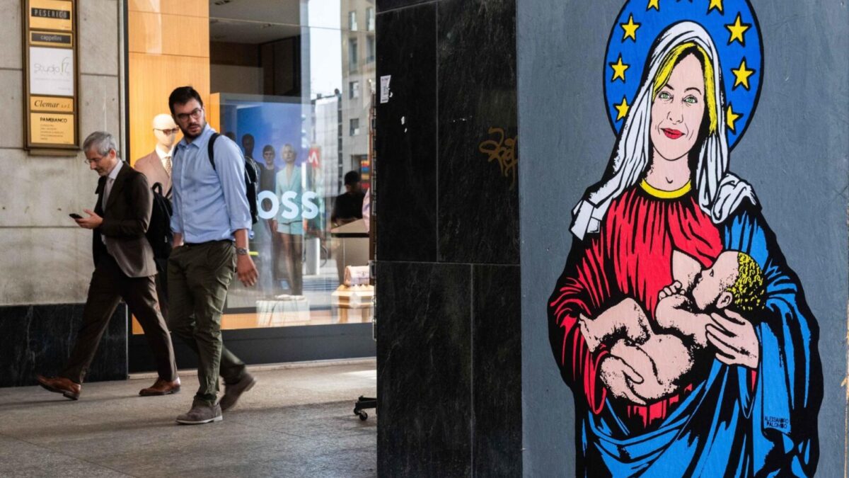 'Santa Giorgia', una nueva obra de arte de Alexsandro Palombo, que apareció anoche en una pared de la Piazza San Babila en Milán.
