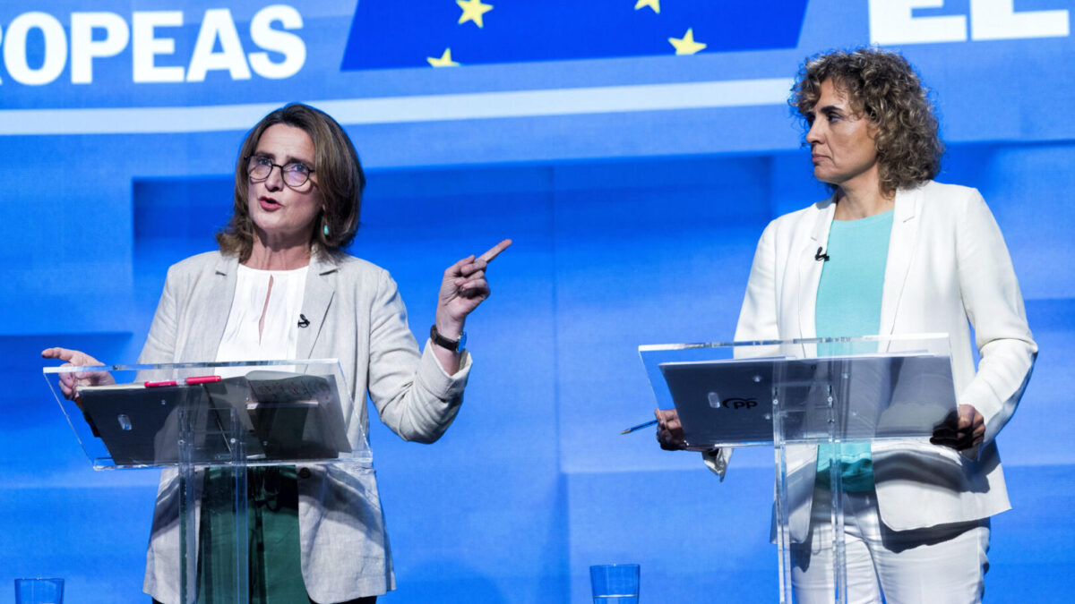 Las candidatas Teresa Ribera (i) (PSOE) y Dolors Montserrat (d) (PP) participan en el debate entre los cabezas de lista a las elecciones europeas organizado por el grupo Prisa, este lunes en Madrid. El debate entre los cabezas de lista de PSOE, PP, Vox, Sumar, Podemos y Ciudadanos a las elecciones europeas se ha convertido en un todos contra todos, chocando por sus diferentes alianzas y con reproches mutuos sobre inmigración, amnistía, la ley del solo sí es sí o política exterior