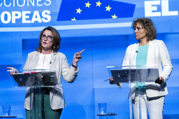Las candidatas Teresa Ribera (i) (PSOE) y Dolors Montserrat (d) (PP) participan en el debate entre los cabezas de lista a las elecciones europeas organizado por el grupo Prisa, este lunes en Madrid. El debate entre los cabezas de lista de PSOE, PP, Vox, Sumar, Podemos y Ciudadanos a las elecciones europeas se ha convertido en un todos contra todos, chocando por sus diferentes alianzas y con reproches mutuos sobre inmigración, amnistía, la ley del solo sí es sí o política exterior