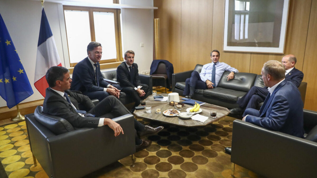 El presidente del Gobierno, Pedro Sánchez durante la reunión que han mantenido los negociadores de las tres principales familias políticas europeas (socialistas, populares y liberales) en el marco de la Reunión Informal de líderes de la Unión Europea, en Bruselas