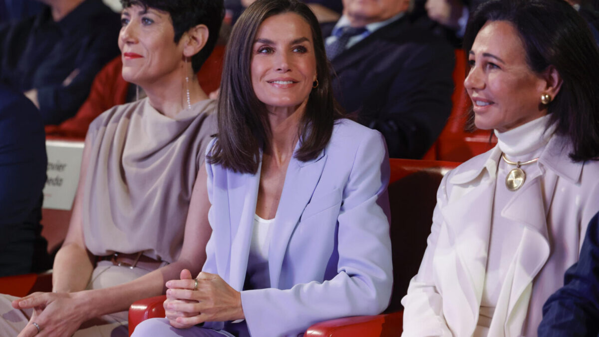 La reina Letizia junto la presidenta del Banco Santander, Ana Patricia Botín, en la convocatoria de los "Proyectos sociales de Banco Santander" en Madrid