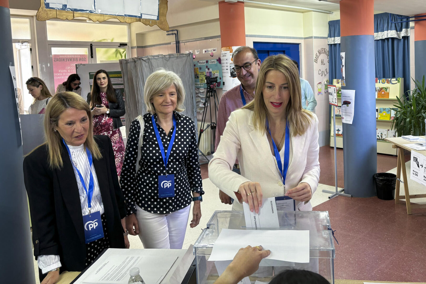 María Guardiola vota este domingo en las elecciones europeas.
