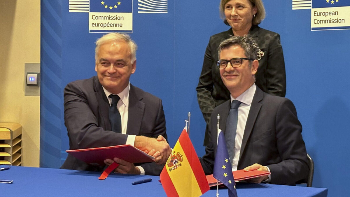 Félix Bolaños y Esteban González Pons firman el acuerdo para la renovación del Consejo General del Poder Judicial (CGPJ), durante un acto celebrado este martes a la Comisión Europea en Bruselas (Bélgica) en presencia de la vicepresidenta de la Comisión Europea, Vera Jourová.