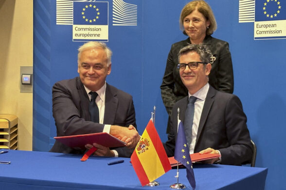 Félix Bolaños y Esteban González Pons firman el acuerdo para la renovación del Consejo General del Poder Judicial (CGPJ), durante un acto celebrado este martes a la Comisión Europea en Bruselas (Bélgica) en presencia de la vicepresidenta de la Comisión Europea, Vera Jourová.