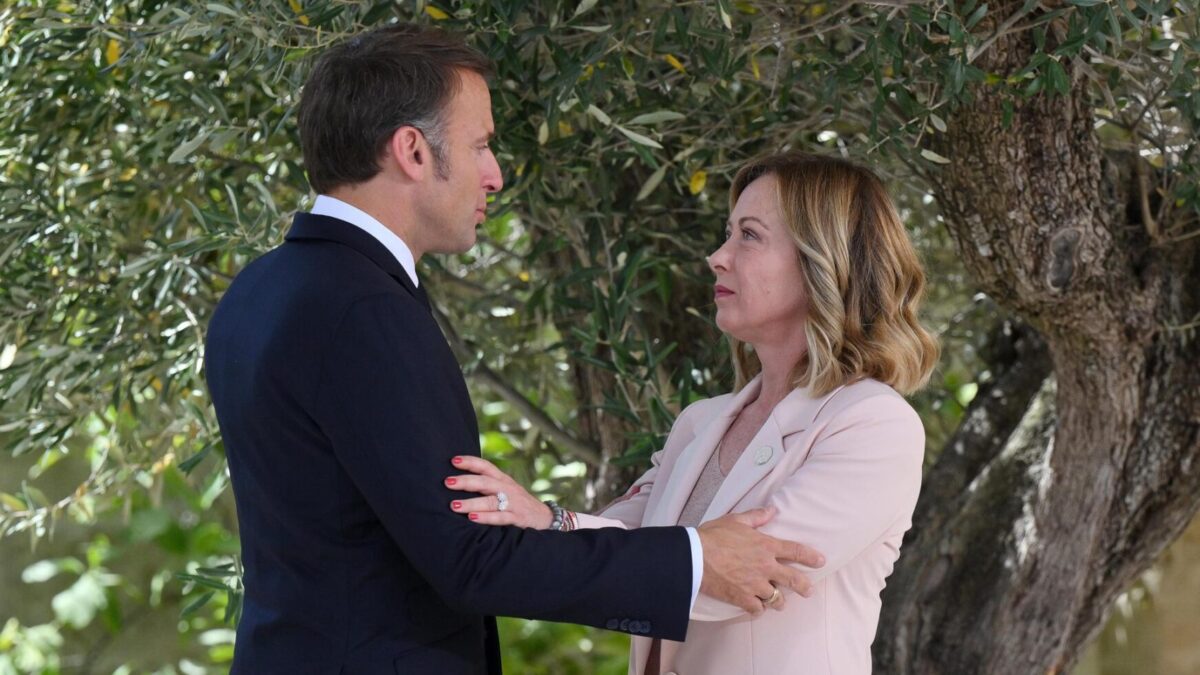 Giorgia Meloni saluda a Emmanuel Macron en la bienvenida del G7