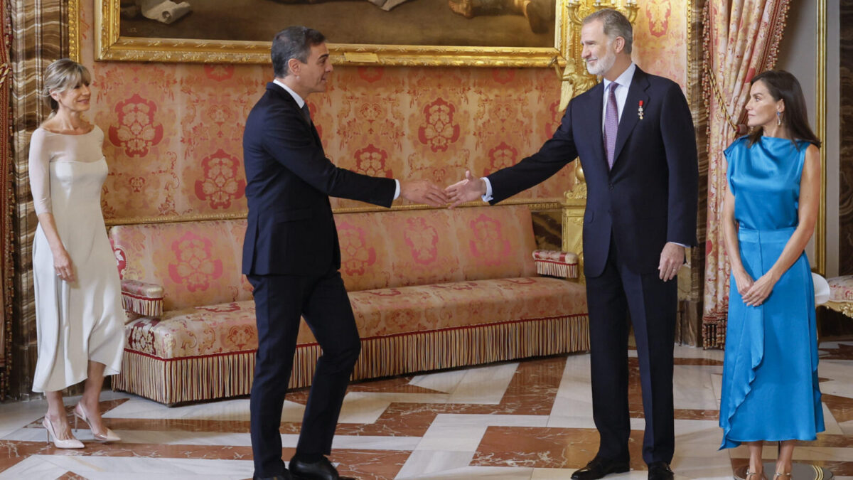 El presidente del Gobierno, Pedro Sánchez, y su mujer, Begoña Gómez, saludan a los Reyes durante el besamanos en el Palacio Real en Madrid donde se conmemora el décimo aniversario del reinado de Felipe VI, este miércoles.