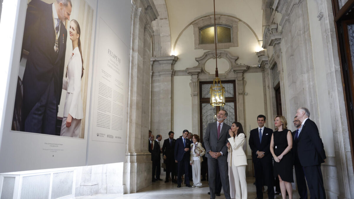 Los Reyes, durante la visita a la exposición de la Corona y la Diputación de la Grandeza