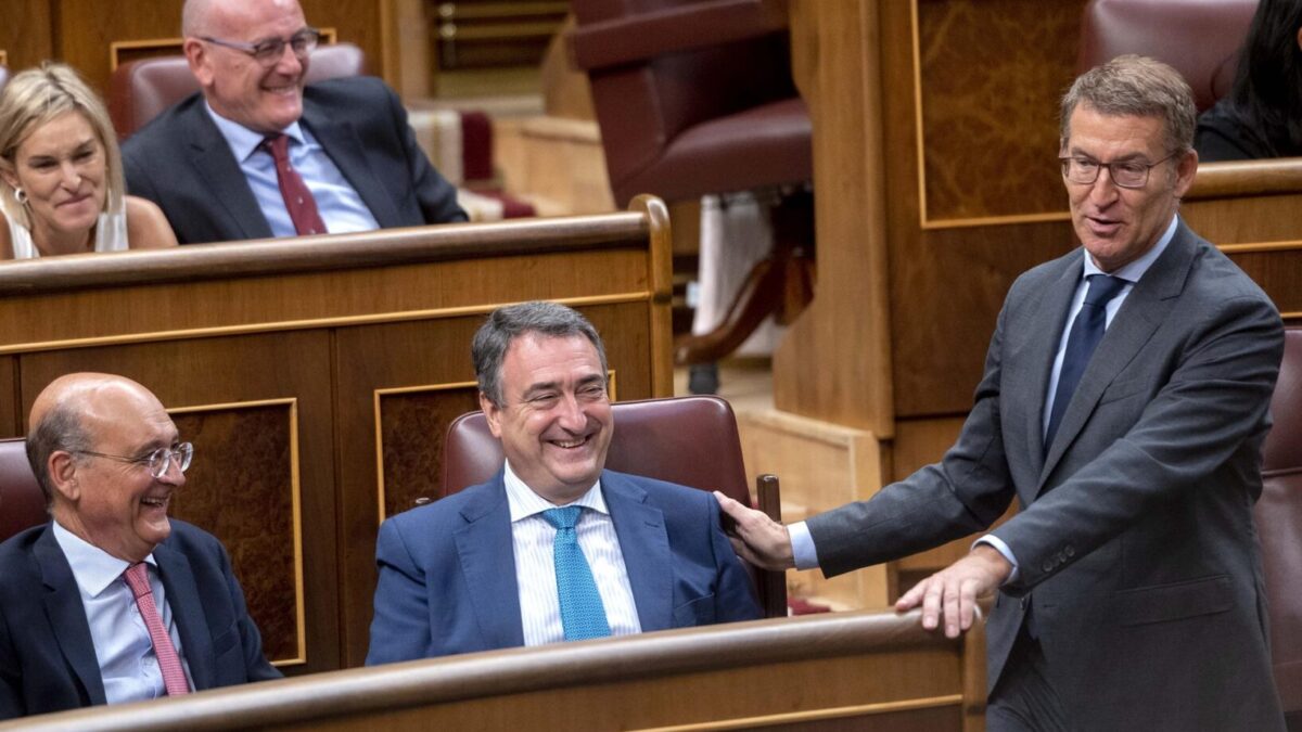 Alberto Núñez Feijóo junto a Aitor Esteban en el Congreso.