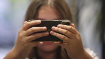 Es importante que los padres usen las herramientas de control parental para limitar el acceso de sus hijos a ciertos contenidos