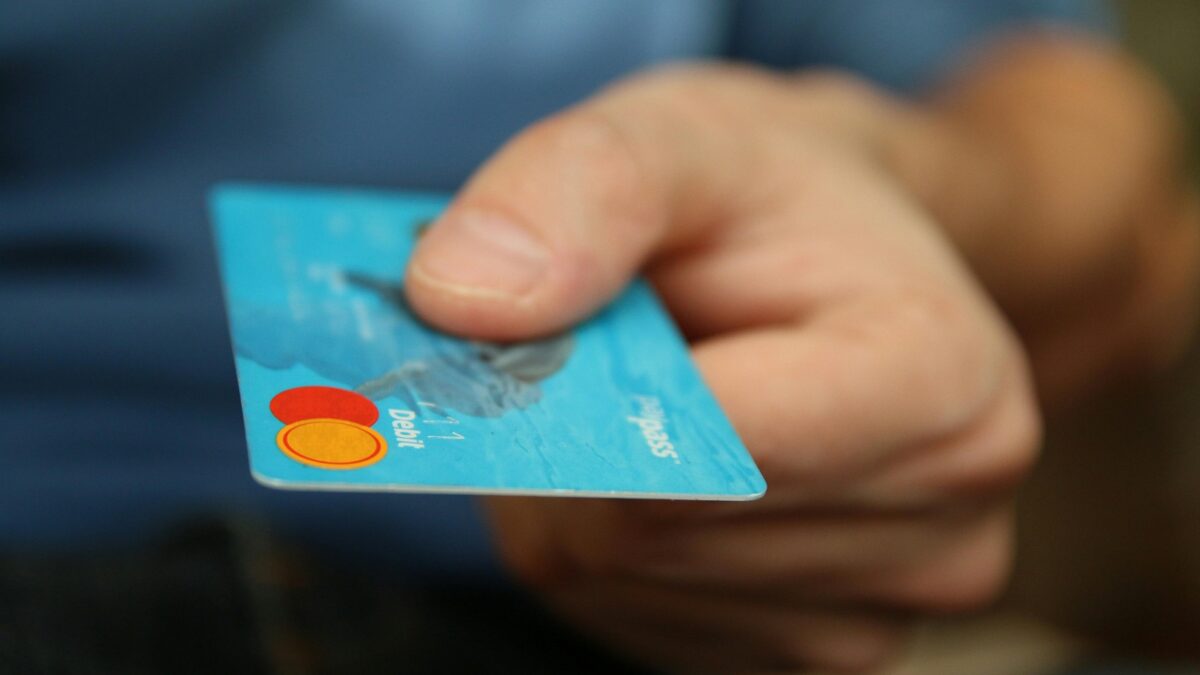 Pagar con tarjeta - Economía