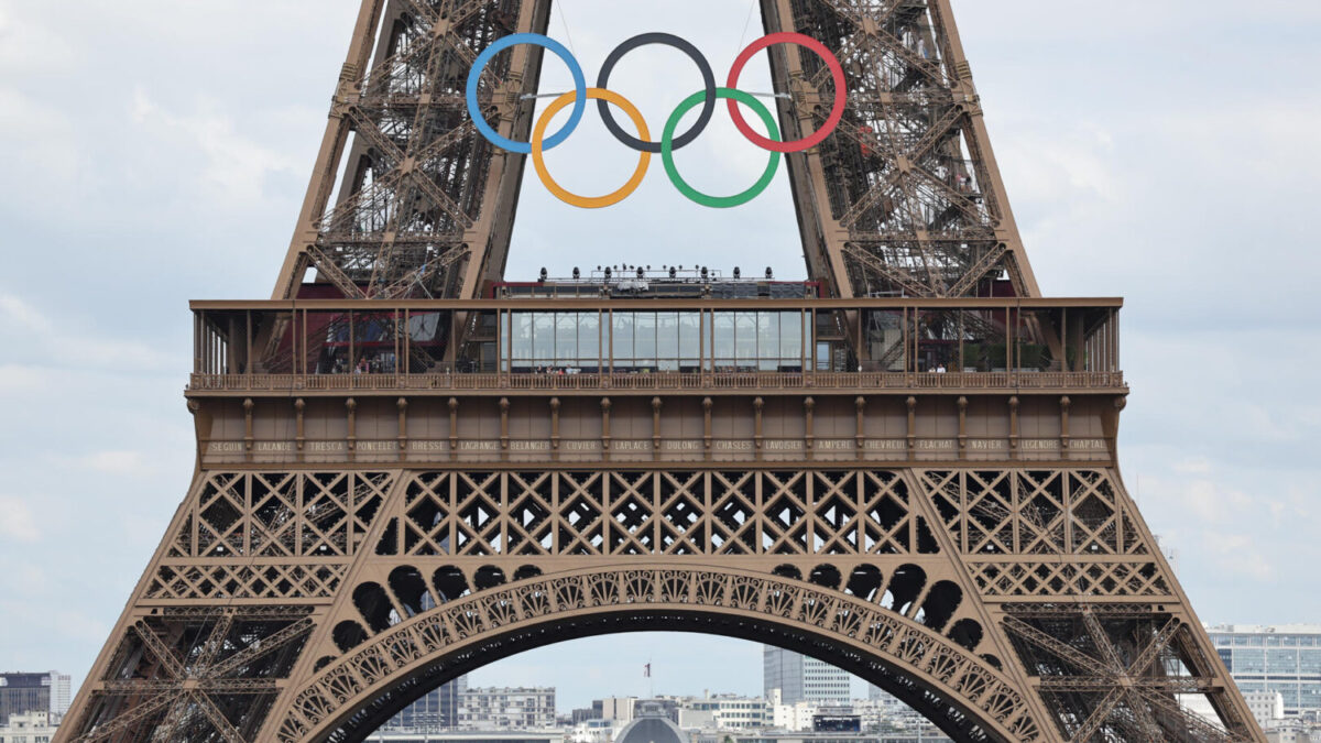 Fotografía de la Torre Eiffel con el símbolo de los Juegos Olímpicos 2024.