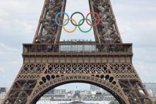 Fotografía de la Torre Eiffel con el símbolo de los Juegos Olímpicos 2024.