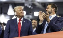 El candidato presidencial republicano y expresidente Donald Trump y su recién anunciado compañero de fórmula, el senador JD Vance de Ohio, llegan durante la noche inaugural de la Convención Nacional Republicana