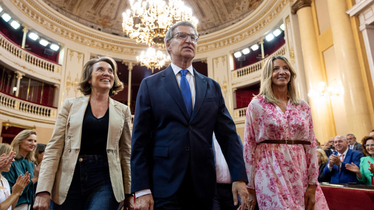 El presidente del Partido Popular, Alberto Núñez Feijóo, preside la reunión de los grupos parlamentarios del Partido Popular, Congreso, Senado y Parlamento europeo y de la dirección nacional este miércoles en el Hemiciclo antiguo del Senado.