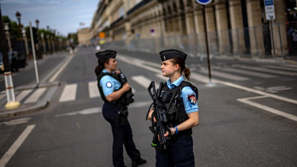 Agentes de policia por las calles de París.