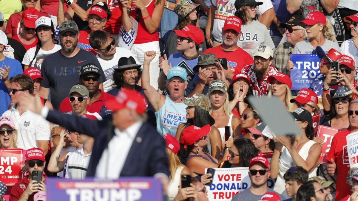 Trump tuvo que ser sacado del escenario por el servicio secreto después de un tiroteo durante un mitin de campaña en Pensilvania
