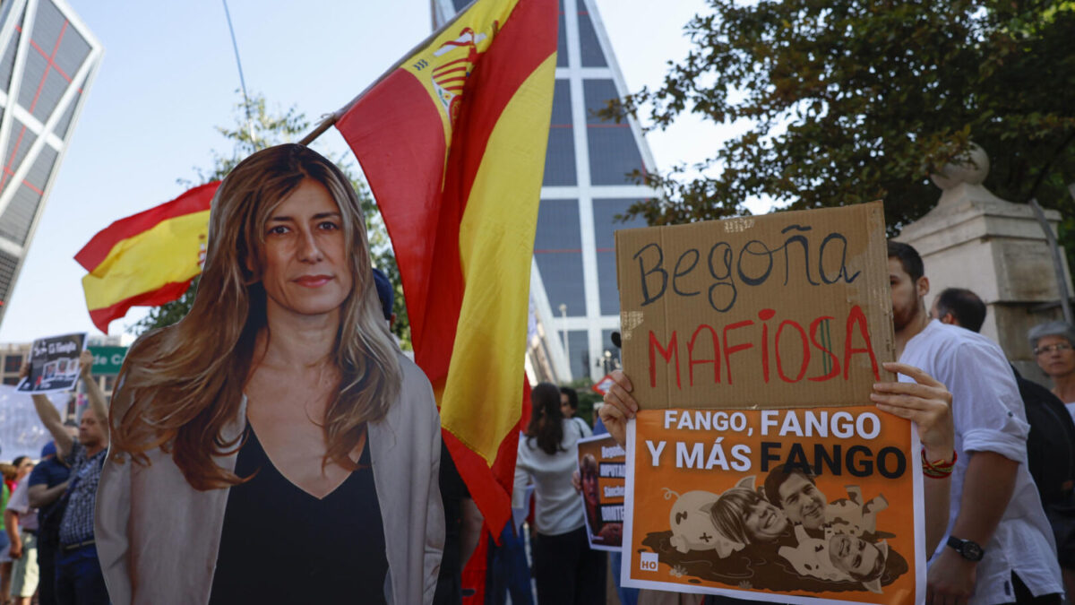 Protestas con la silueta de Begoña Gómez a las puertas de los juzgados de plaza Castilla