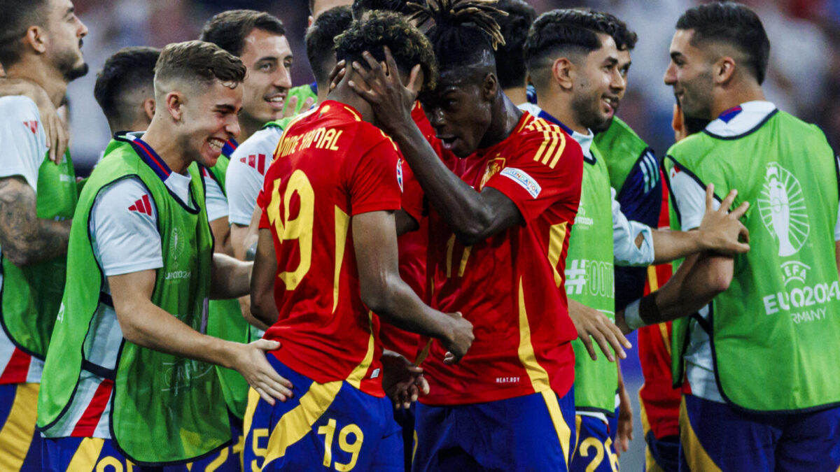 Lamine y Nico celebran el primer gol de España. RFEF