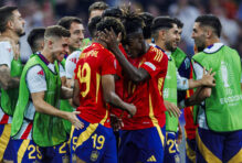 Lamine y Nico celebran el primer gol de España. RFEF