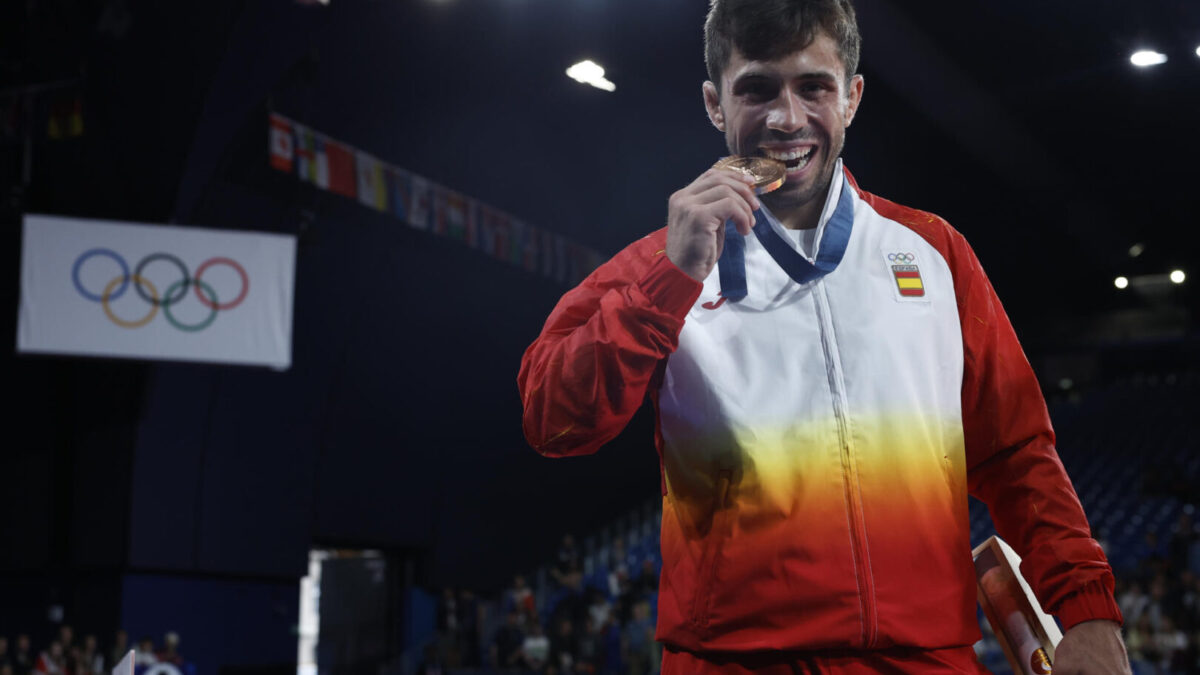 El judoca español Francisco Garrigos con la medalla de bronce al finalizar los combates de Judo -60 kg Masculino, durante los Juegos Olímpicos de París 2024 este sábado.