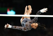 Simone Biles durante su clasificación en París 2024. (Francia) EFE/EPA/ANNA SZILAGYI