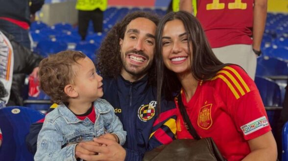 Marc Cucurella, Claudia Rodríguez y su hijo tras el partido frente a Alemania