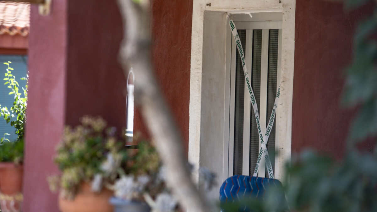 Detalle de la puerta precintada de la vivienda donde una mujer ha sido asesinada en Villena
