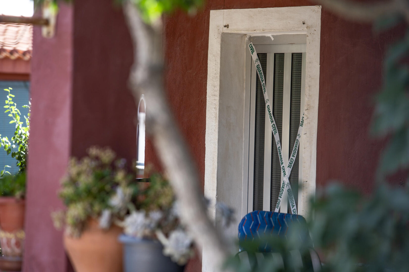 Detalle de la puerta precintada de la vivienda donde una mujer ha sido asesinada en Villena