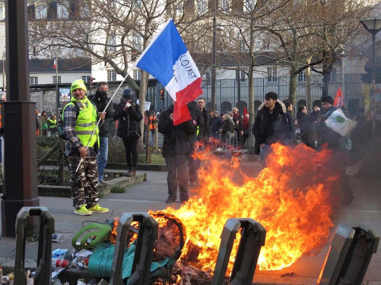 Un momento de las habituales manifestaciones de los "chalecos amarillos" de los sábados en París, que se han saldado con la detención de una quincena de personas.