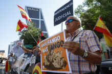 Varias personas protestan en las inmediaciones del Juzgado de Instrucción número 41 de Madrid