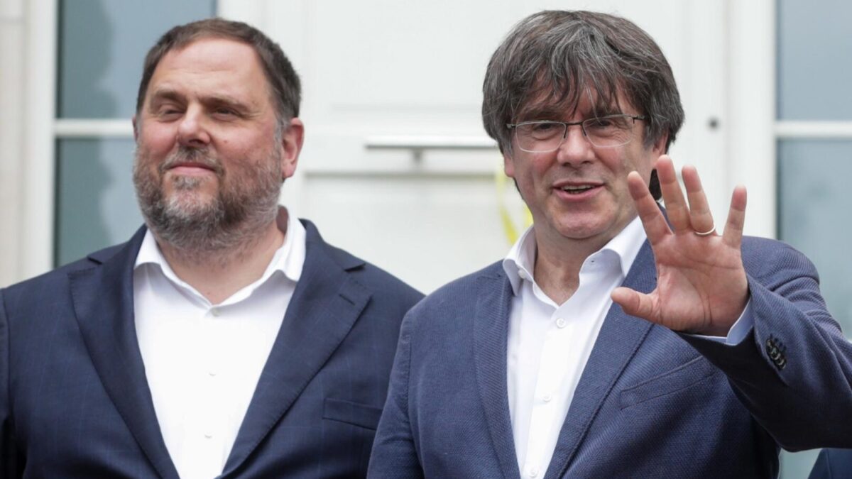 Brussels (Belgium), 07/07/2021.- Free Catalan separatist leaders Oriol Junqueras (L) is welcomed by Former Catalan leader Carles Puigdemont ahead of a meeting at Casa de la Republica Catalana in Waterloo, Belgium, 07 July 2021. (Bélgica) EFE/EPA/STEPHANIE LECOCQ