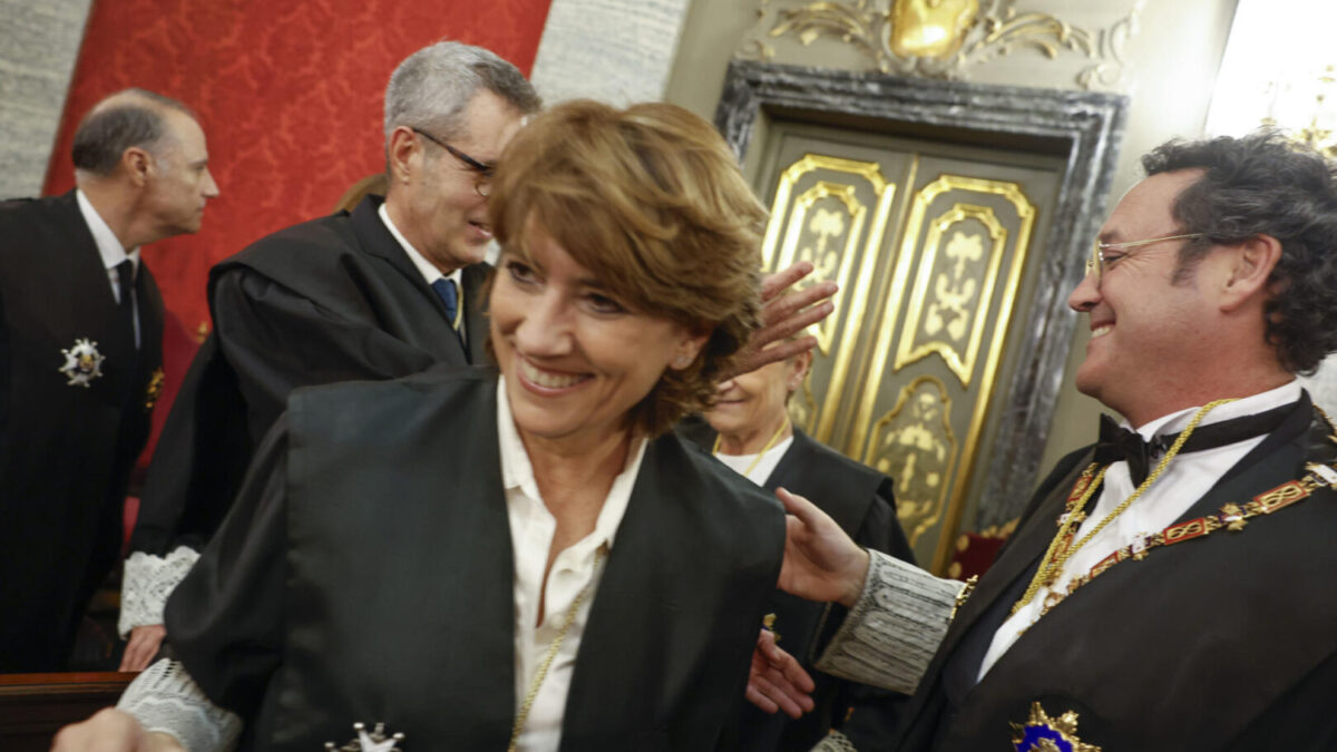 El fiscal general del Estado, Álvaro García Ortiz, es felicitado tras tomar posesión de su cargo después de ser reelegido, ante la fiscal Dolores Delgado.