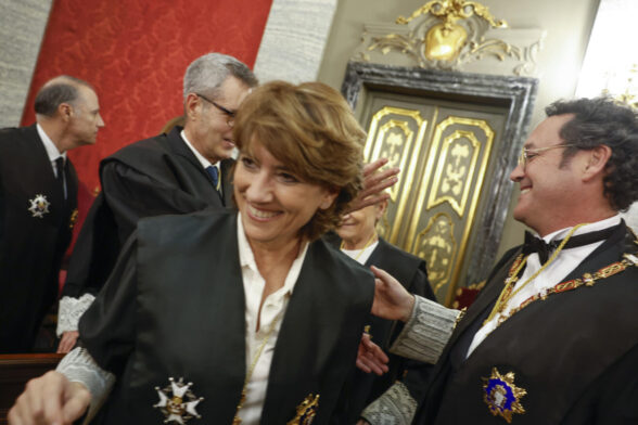 El fiscal general del Estado, Álvaro García Ortiz, es felicitado tras tomar posesión de su cargo después de ser reelegido, ante la fiscal Dolores Delgado.