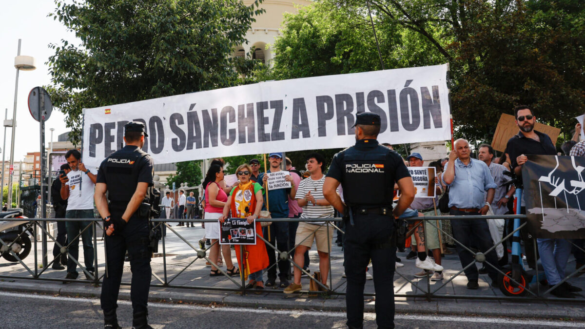 Varias personas congregadas en los alrededores del Juzgado de Instrucción número 41 de Madrid donde el juez Juan Carlos Peinado interroga este viernes a Begoña Gómez.
