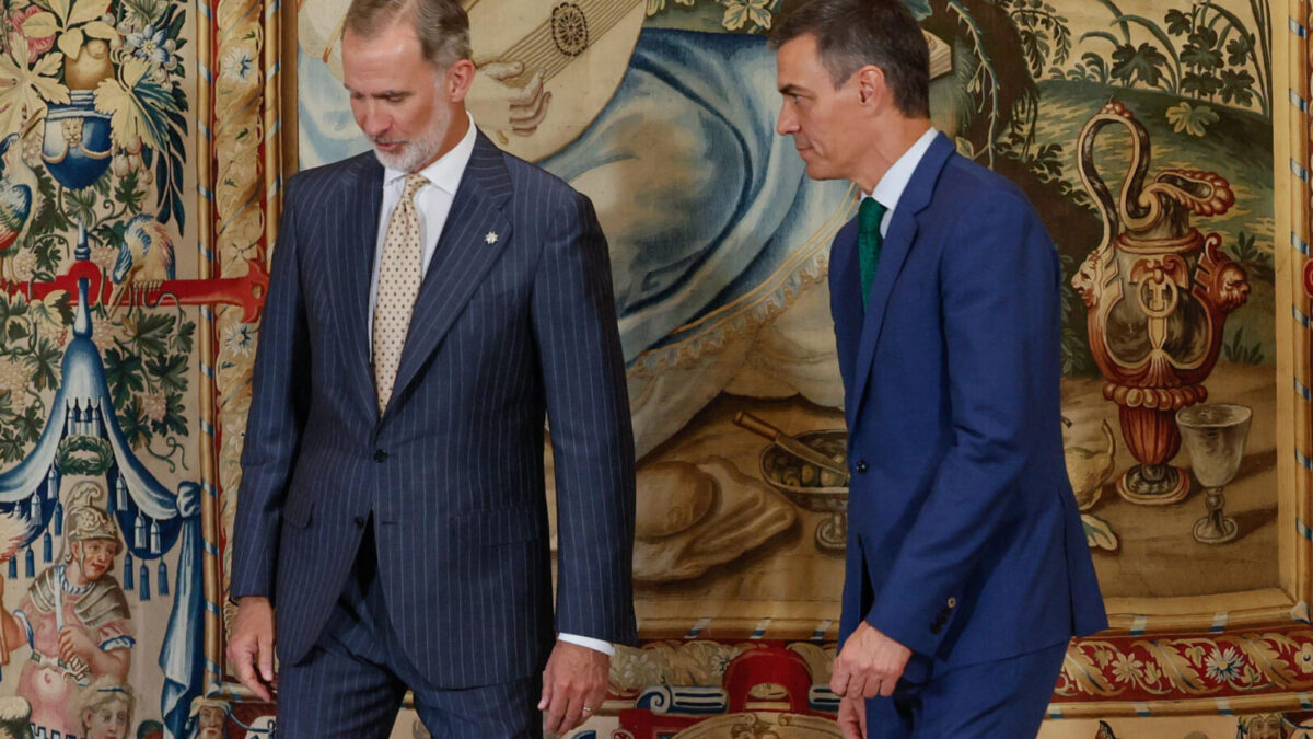 El rey Felipe VI mantiene el despacho de verano con el presidente del Gobierno, Pedro Sánchez, en La Almudaina