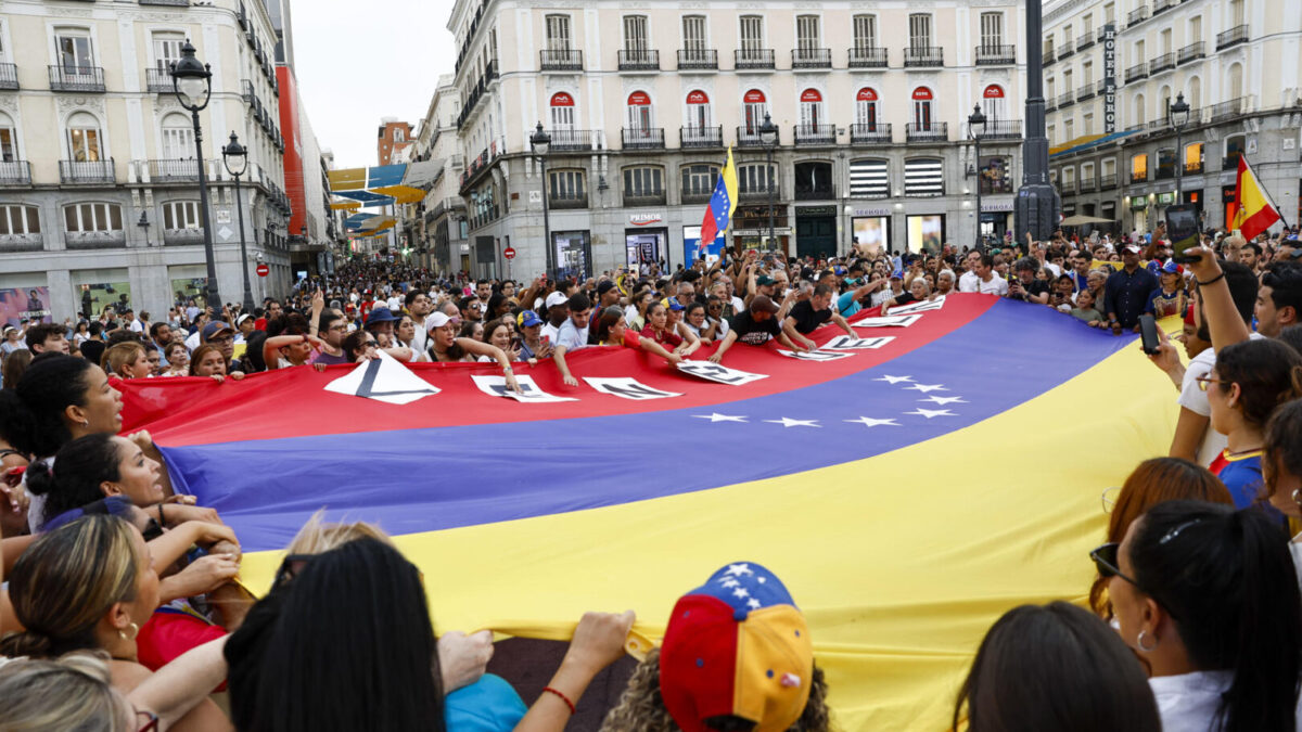 Asistentes a la manifestación convocada por la oposición venezolana un día después de las elecciones en el país, este lunes en Madrid