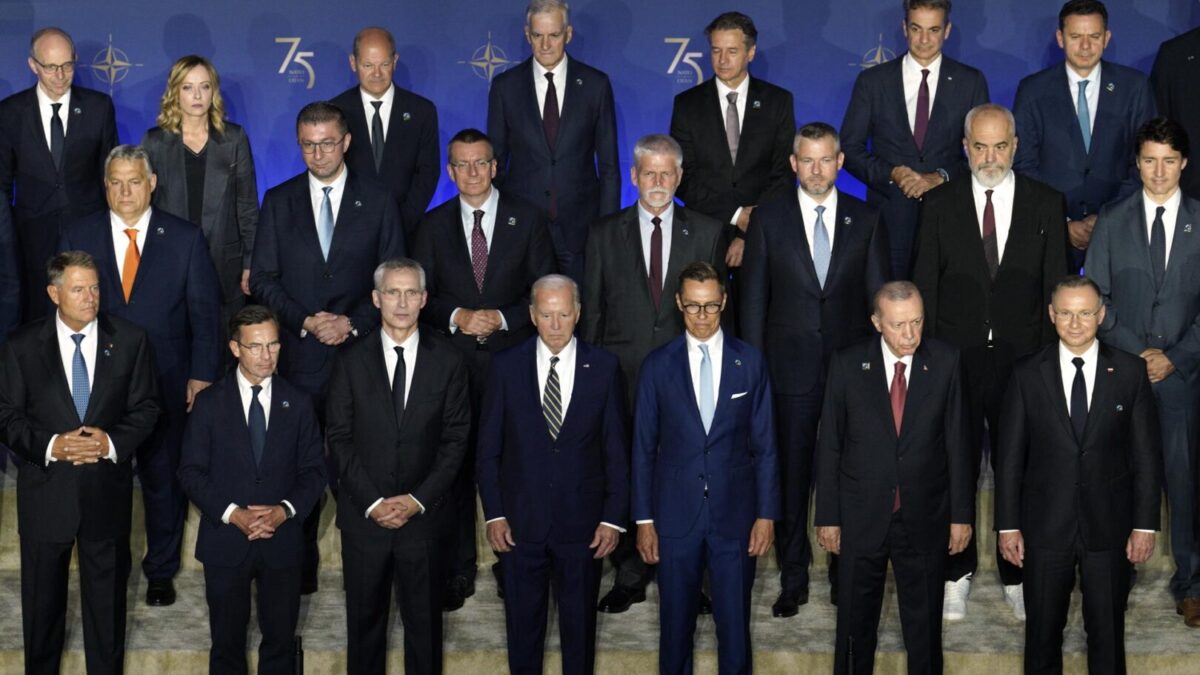 El presidente de Estados Unidos participa en una foto familiar con aliados y socios de la OTAN durante el 75º aniversario