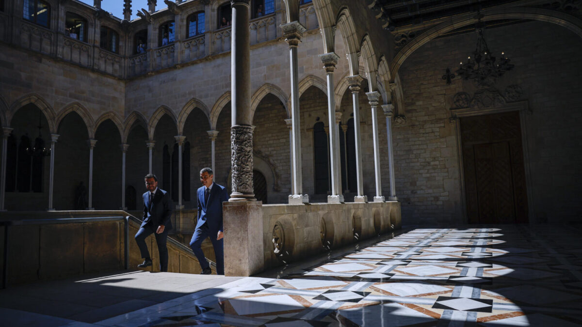 El presidente del Gobierno, Pedro Sánchez, se reúne con el presidente catalán en funciones, Pere Aragonès, este miércoles en el Palau de la Generalitat.